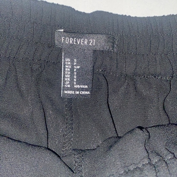 Forever 21 Black Faux Leather Trim Tulip Flowy Shorts in Small - Picture 6 of 8